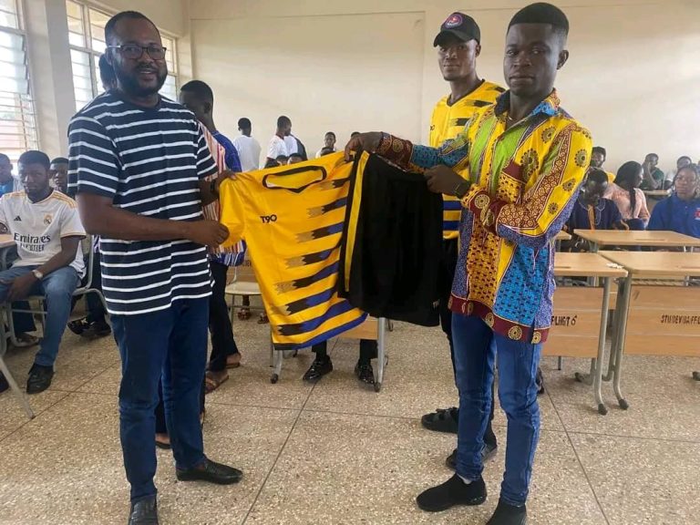 DBI MP MAKES DONATIONS TO STUDENTS.